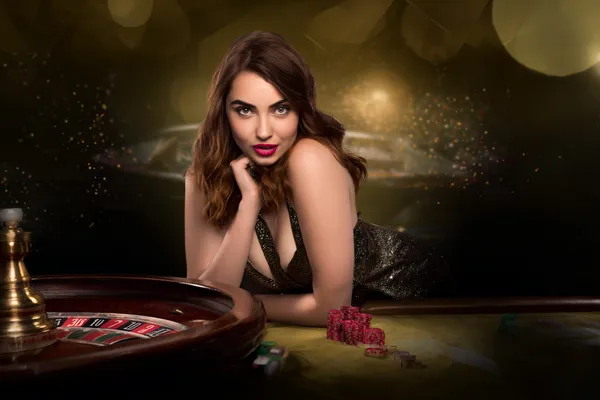 Uma mulher glamourosa segurando fichas de cassino em um ambiente iluminado por néon, representando a atmosfera premium do cassino online JGRBET.