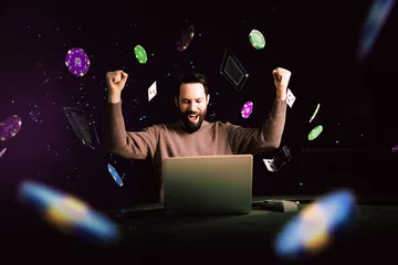 Um homem comemorando uma vitória em seu laptop enquanto símbolos de jogos flutuam ao redor, capturando a emoção dos jogos JGRBET.