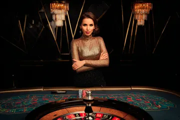 Uma mulher sorrindo perto de máquinas caça-níqueis brilhantes com símbolos de sorte, mostrando as emocionantes opções de slots do JGRBET.